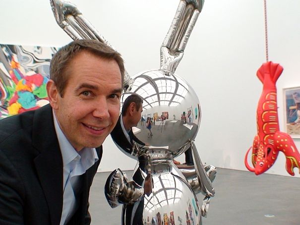 Jeff Koons pose  ct de son Lapin, expos dans le Muse d'Art 
contemporain de  Chicago.