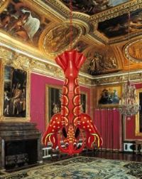 Lobster, le homard gant en aluminium polychrome cr par Jeff 
Koons (2003), est accroch dans le salon de Mars du chteau de 
Versailles.