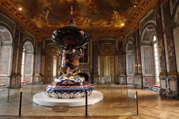 La sculpture "Tongari-Kun" de Takashi Murakami surplombée par "L'Apothéose d'Hercule", de François Le Moyne à Versailles, le 9 septembre 2010.