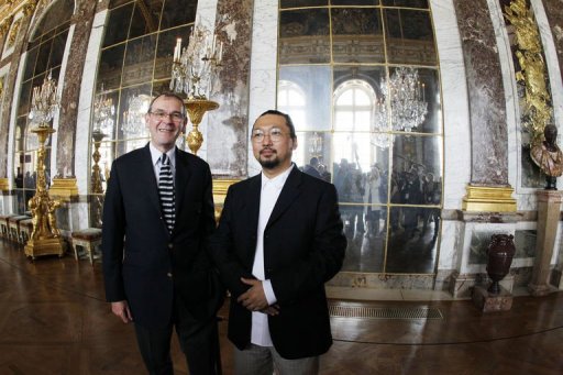Jean-Jacques Aillagon avec Takashi Murakami dans le Château de Versailles